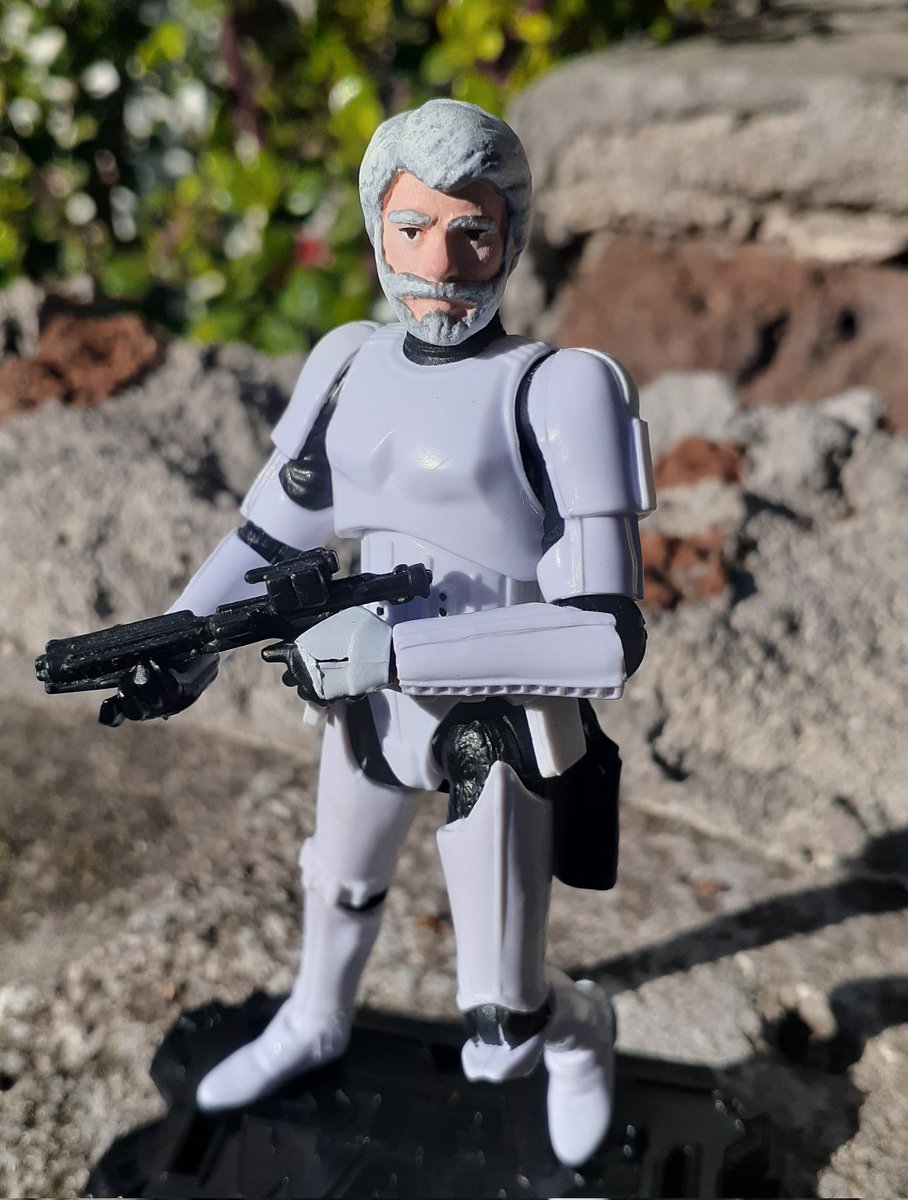 KiwiyKiwi's tweet photo. Buenas Tardes: Aquí un Custom Flash pero que se logro de George Lucas en traje de Stormtrooper, así es el Padre de "Una Galaxia muy, Muy lejana" inspirandome en figuras anteriores 💥🌌
Que tengan buen Día
#StarWars #Georgelucas #starwarscustoms #customactionfigures https://t.co/UhRZOHUz6d