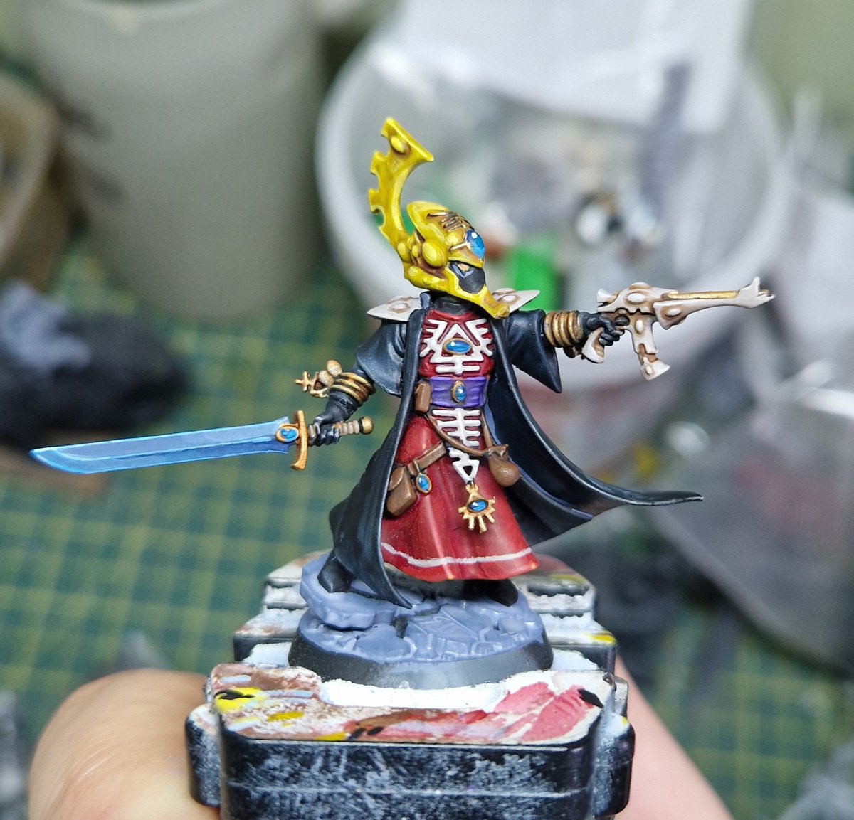 Now that my King of War army is complete (for now...) I thought I'd take on a little eldar fella. Some classic Ulthwe vibes

#40k #warhammer40k #miniaturepainting #warhammer
