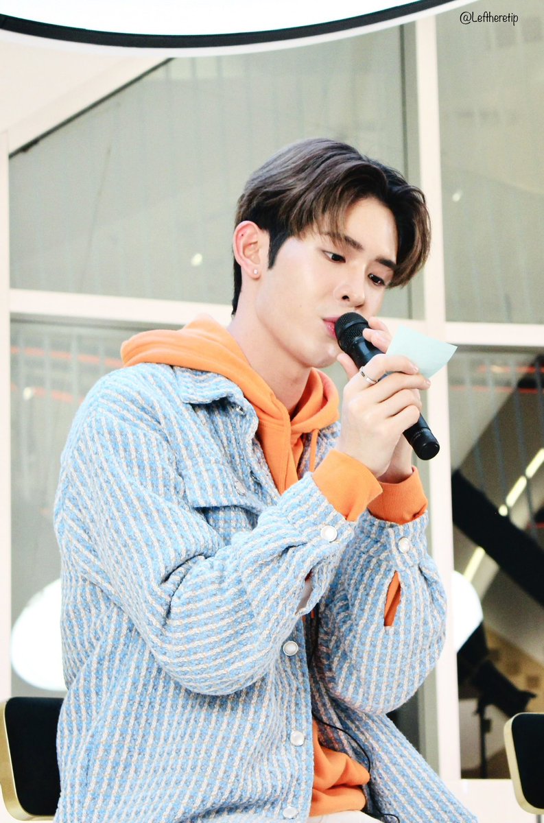 Leftheretip's tweet photo. ตั้งใจอ่านข้อความจากพี่ๆ มาก น่ารักโนหนึ่ง 🤍💕
#MISTINExJAMES
#MISTINEHappywithJames
#JamesSu https://t.co/cEcdcCrK1M