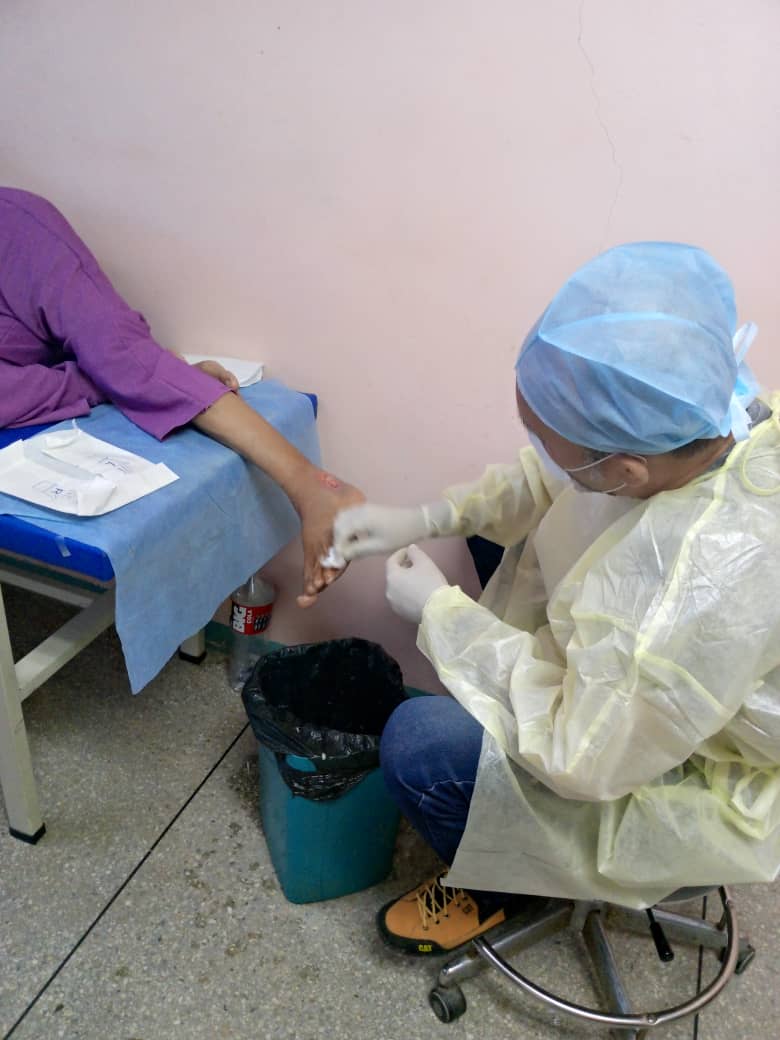 CubacooperaveG's tweet photo. Hoy se cumplen 15 años de la creación del Programa Buen Vivir para el  Pie Diabético, con el objetivo salvar las extremidades inferiores de los pacientes.  #CubaPorLaVida #CubaCoopera  #MujeresEnRevolución @RomanYelina @CubCooperaVeGua https://t.co/k0Qc2xceMM