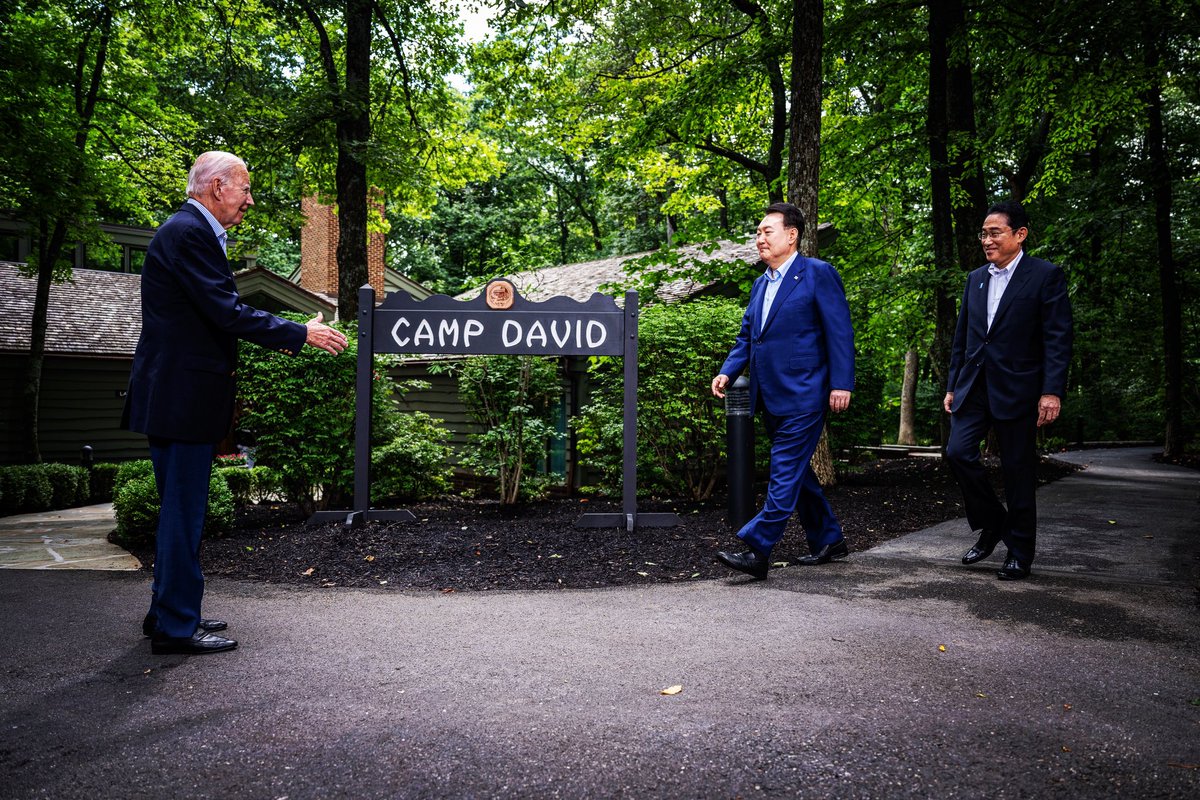 US President Joe Biden (L) welcomes South Korean President Yoon Suk Yeol (C) and Japanese Prime Minister Fumio Kishida to Camp David, Maryland, for a Trilateral Summit. @potus @President_KR @koshida230 #japan #korea #usa #campdavid @afpphoto @afpnewsagency
