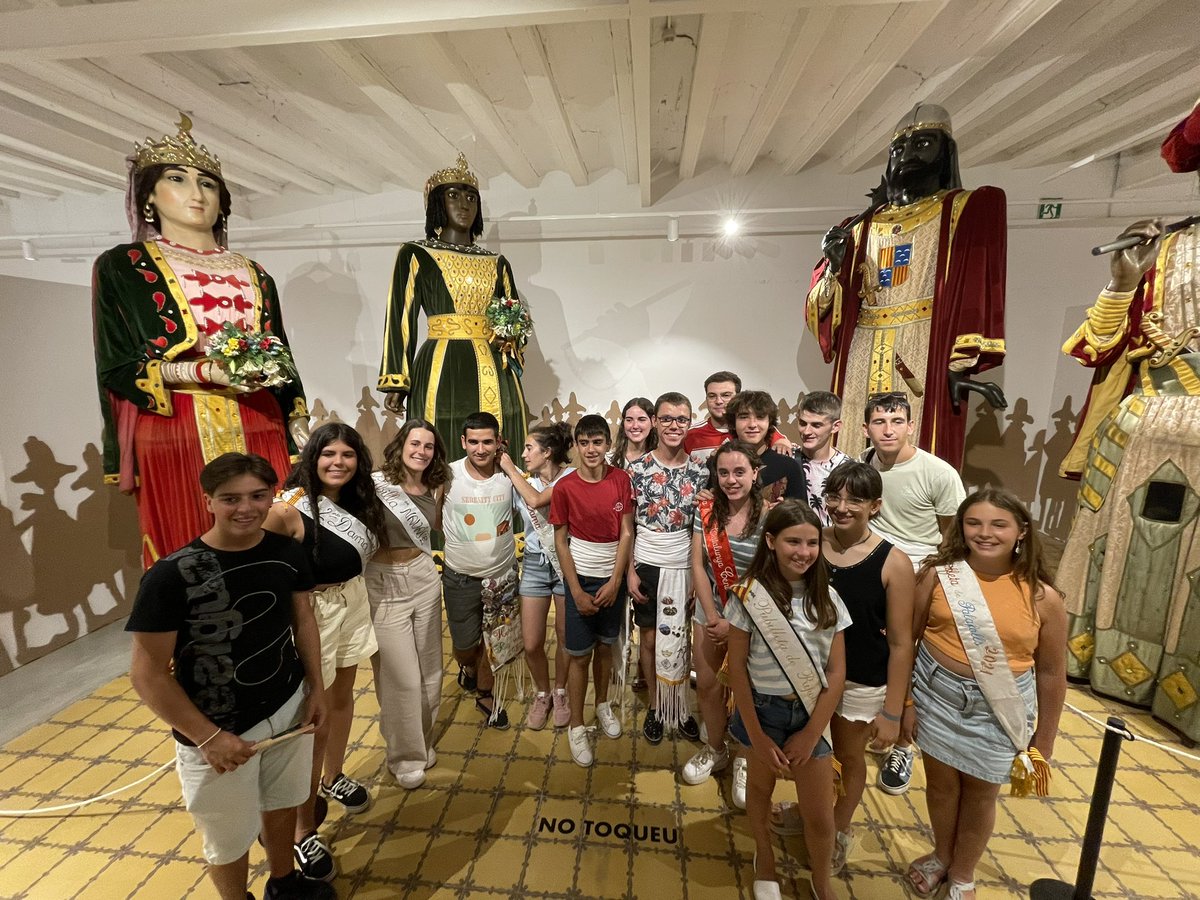 avvlavalldan's tweet photo. Avui el @Pubillatge_cat s'ha llevat d'hora per fer arribada a La Valldan on aquest matí han pogut visitar Queralt i els seus entorns. 
Després d'agafar forces amb un bon dinar, tots i totes han visitat el museu de la Patum on han pogut conèixer i viure un trosset de Patum. https://t.co/deqq2gM6yp