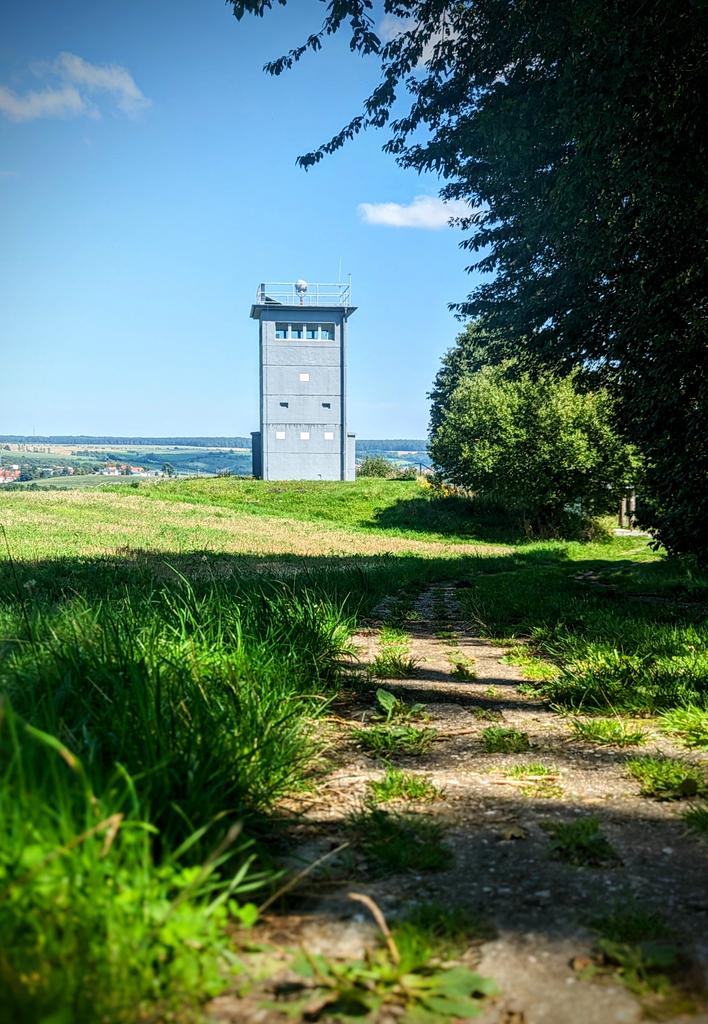 Ultranuit's tweet photo. Blick aus dem ehemaligen Todesstreifen auf den Wachturm bei Wendehausen. Ein Dorf in Thüringen, das im Sperrgebiet der Grenze lag. Immer noch unglaublich, dass ich heute hier sein und Fotos machen kann. Auch mehr als 30 Jahre später. https://t.co/6MKVZNsbHS