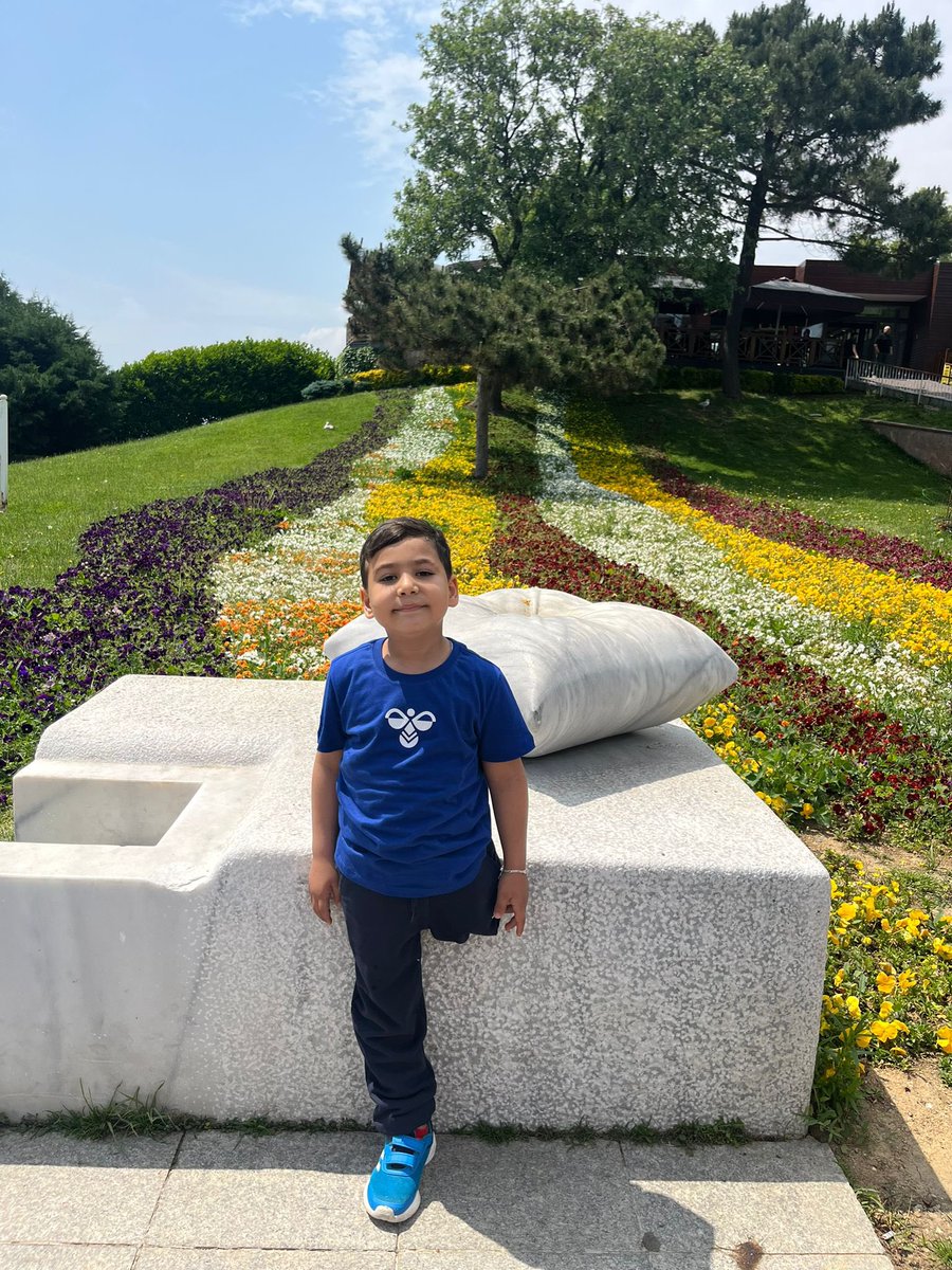 ✒️ Neden olmasın ! Bir çocuk gülümser dünya değişir!  ( <a href="/GalatasaraySK/">#5YıldızlıŞampiyon ⭐️⭐️⭐️⭐️⭐️</a> )

- Emin, Hatay’da depremde enkaz altından 78 saat sonra sol bacağını kaybederek kurtuldu. 

- Babasını ve abisini maalesef depremde kaybetti,.
 Emin koyu bir Galatasaray taraftarı.  

- Emin engelinden