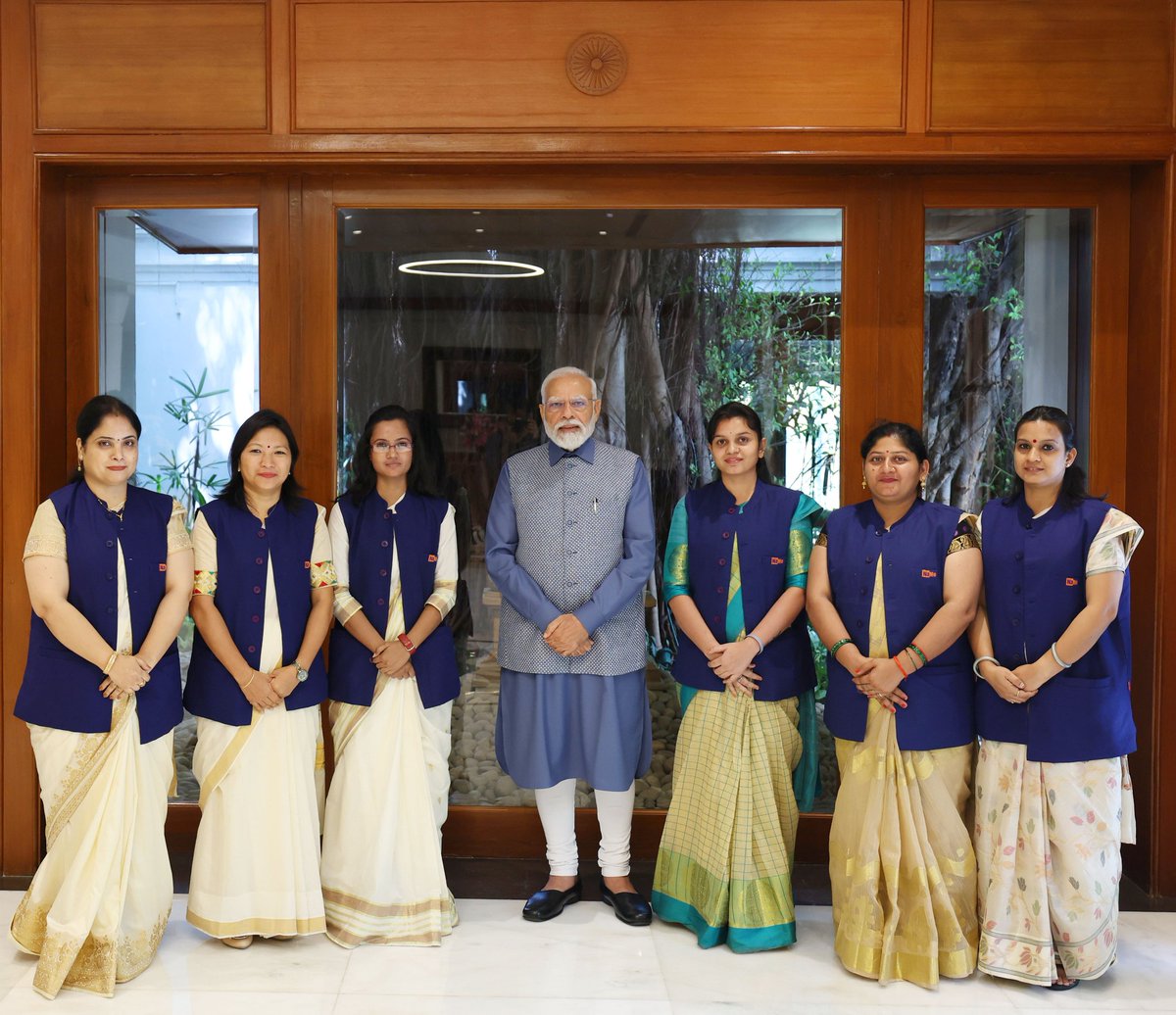 suhasini4yash's tweet photo. #HamaraAppNaMoApp का वॉलंटियर होने का अवसर और आज प्रधानमंत्री जी से मिलने का अवसर मेरे जीवन के सबसे स्मरणीय पल हैं।
जिनको देखकर,सुनकर मेरे जैसे असंख्य नागरिकों को लगा कि राजनीति तथा सामाजिक जीवन में पूर्ण समर्पण,शुचिता, सकारात्मकता संभव है। https://t.co/T82gP8osby