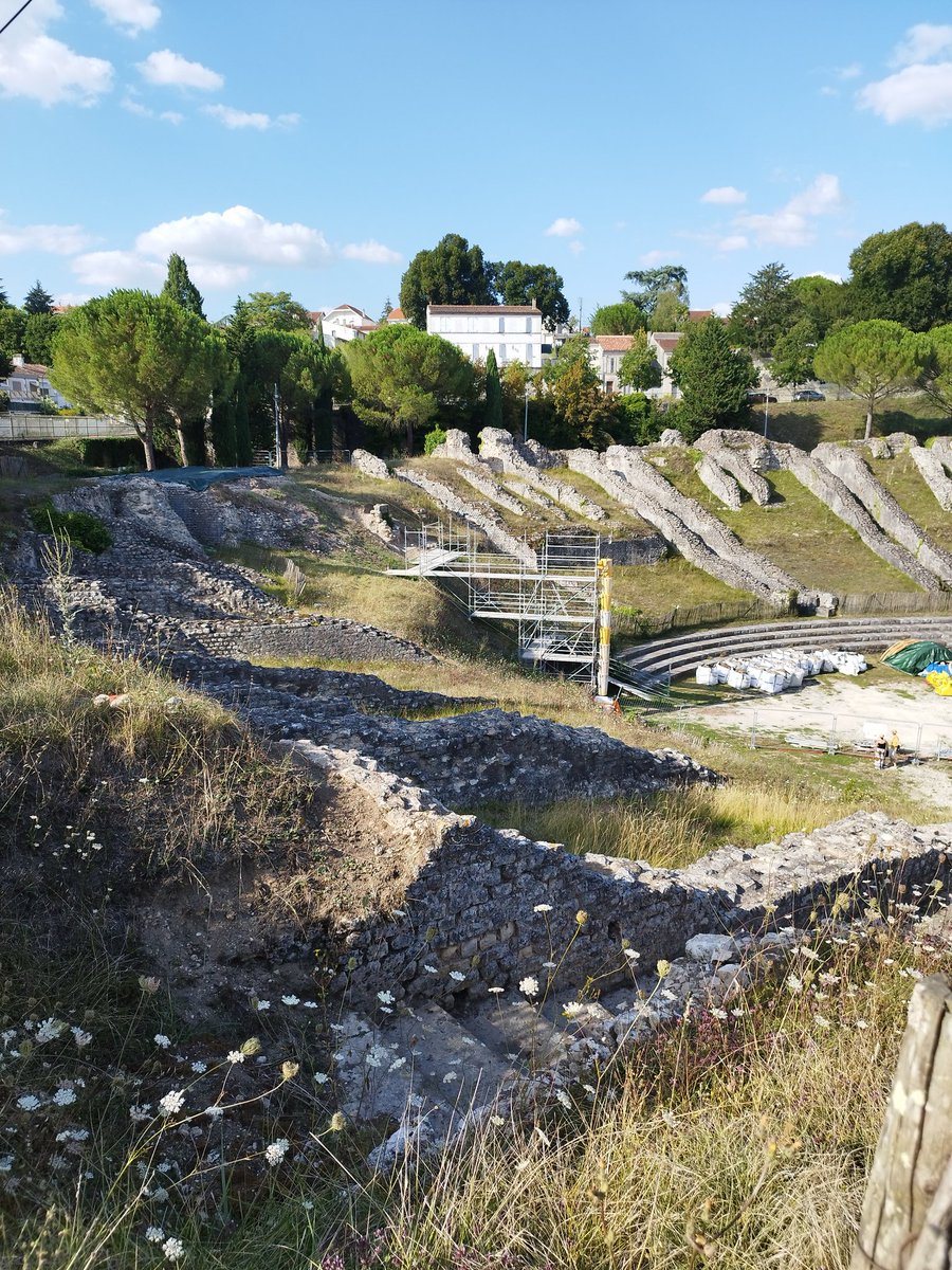 Ro_Charrier's tweet photo. Les travaux de restauration de l'amphithéâtre de #Saintes prennent du temps, la 2ème phase a commencé il y a quelques mois alors que la 1ère n'est toujours pas terminée. Les vestiges sont dévégétalisés et purgés des anciennes restaurations. Des fouilles sont menées en parallèle https://t.co/WL2qQddkXz