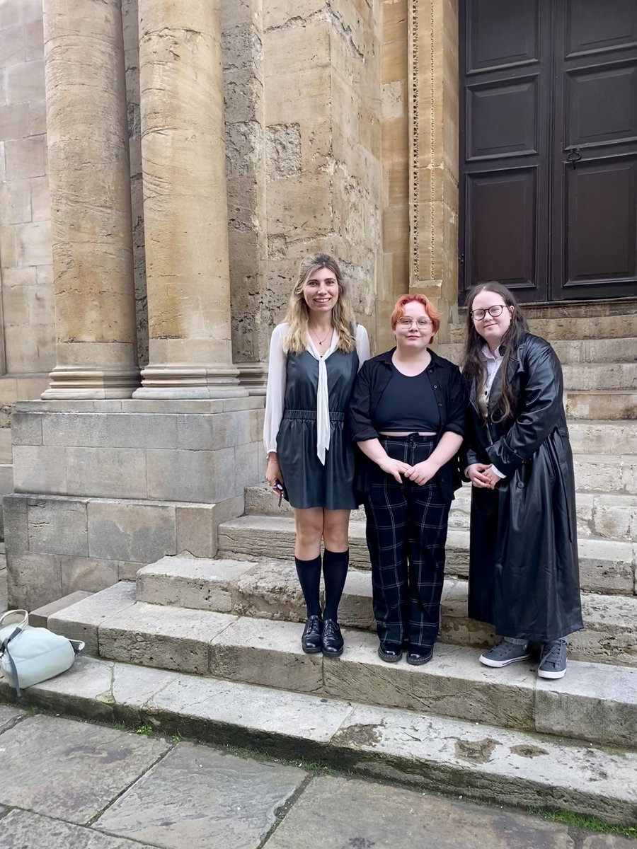 It has been humbling working with these two bright minds @RoeRhodie and Oliwia as part of UNIQ+ @uniqplusoxford at @Politics_Oxford - I've learned so much from them while working on the effects of conflict on domestic abuse (more here: politics.ox.ac.uk/project/interg…)