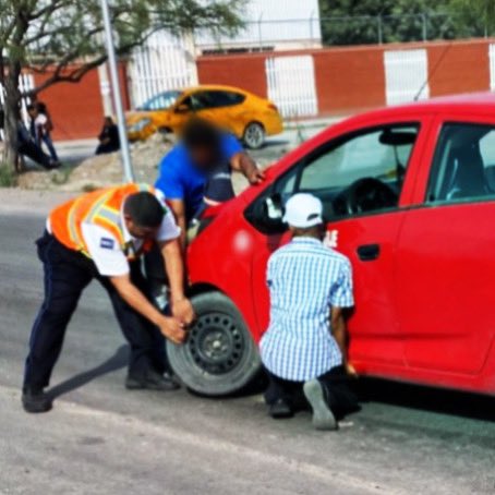 #LaborSocial 👮🏻‍♀️
Agentes vial auxilia a conductor con vehículo averiado, sobre el boulevard De la Nogalera, a la altura del Ejido La Concha. Siempre que nos necesites, te apoyaremos.

#VialidadTorreón #SeguridadVial #TorreónSiemprePuede