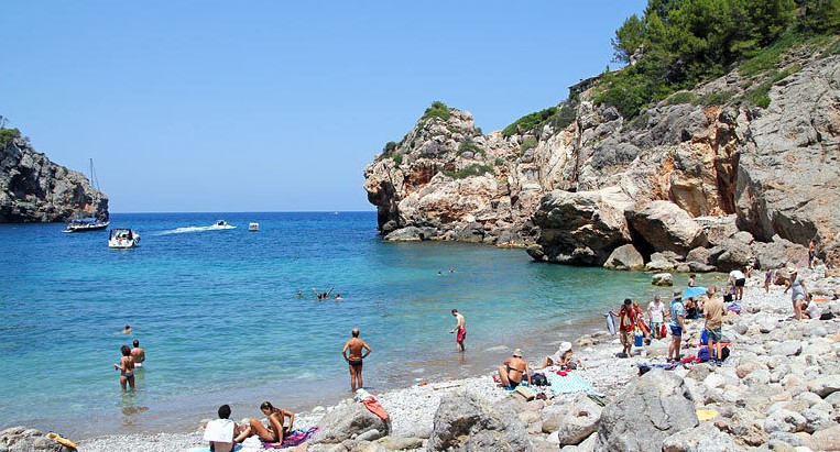 AutosVima's tweet photo. The enchanting village of Deià exudes a historical charm and a touch of adventure. You will need to navigate the village's labyrinthine streets and embrace the historical allure and adventurous spirit.
#mallorca #sun #vacation #beach #sun #VimaRentaCar
https://t.co/I8Dsz4zYmQ https://t.co/qIjwy6m9ix