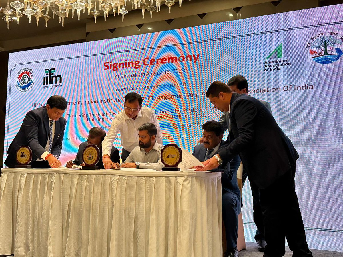 moefcc's tweet photo. A tripartite agreement was signed today amongst IIFM, UP Forest Department and Aluminium Association of India at Bhopal for conducting pilot research project on afforestation of abandoned mine void by utilisation waste from Aluminium Industry (1/2) https://t.co/l6VXgBBG3O