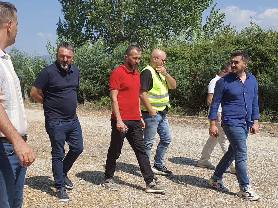 akuk_al's tweet photo. 1/2 Drejtori i përgjithshëm i AKUM, @klevisjahaj së bashku me kryetarin e bashkisë Sarandë, @oltioncacial inspektuan sot nga afër impiantin e trajtimit të ujërave të ndotura ♻️ të Sarandës dhe Ksamilit🌅 https://t.co/DA4LQrf7Y6