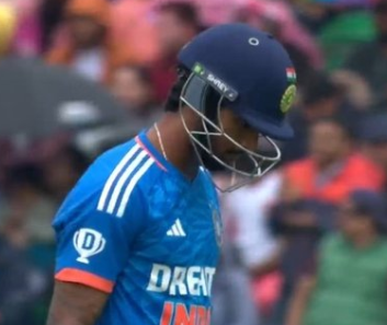 katyxkohli17's tweet photo. Dismissal on single digit score in T20I run chases: 

Virat Kohli - 2 times in whole career
BCCI's No.3 batters - 5 times in 2023  

No one can replace Virat Kohli at No.3 https://t.co/poiYTUazED