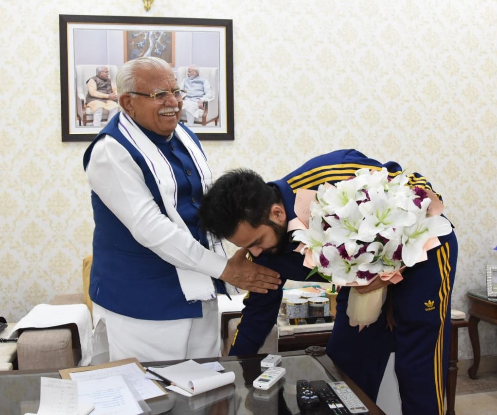 सनातन संस्कार 😍 बिग बॉस जैसे माहौल से आने के बाद और नई पहचान के बाद भाई अपने संस्कार नही भुला 

Everyone Proud on Sanatani Hero #ElvishYadav 🚩