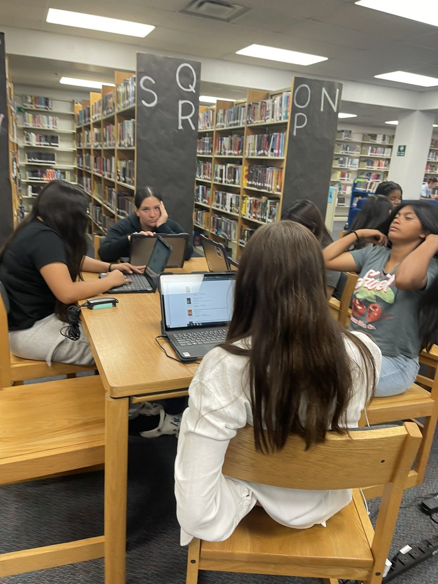 JMarquez_LMS's tweet photo. Wrapping up a successful week of junior laptop verification &amp; freshman orientation! Your MHS library has been busy😅 We love what we do! 💚💙💚 #TeamSISD @DMacon_MHSReads @Sparks_Interest #LibrarianBrags #MHSlibrary https://t.co/8LCApuOaIC