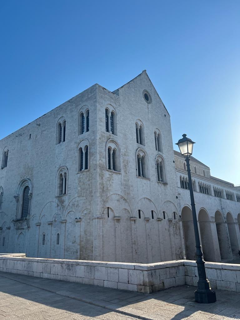 cristinamucciol's tweet photo. Un lampione, attraversato dal sole, sembra acceso. La pietra del romanico pugliese è accarezzata dai secoli, le bifore sono i suoi polmoni ombrosi. https://t.co/0Qwu4CbuPN