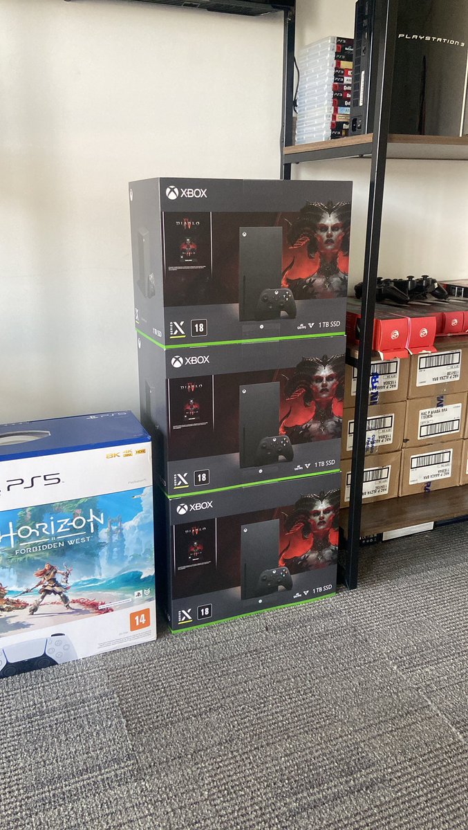 IZZYGAMES's tweet photo. Olha o Series X aí , aceito series s como parte de pagamento 💰 https://t.co/kw2OZc3Aqd