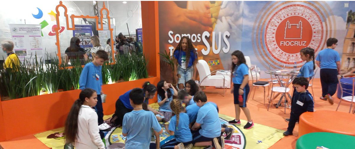 Ainda sobre a 75ª Reunião Anual da <a href="/SBPCnet/">SBPC</a>!
Aqui, o stand da Fiocruz. Estou jogando o "Tapete 17 ODS" com os meninos, sobre os Objetivos de Desenvolvimento Sustentável da <a href="/ONUBrasil/">ONU Brasil</a>