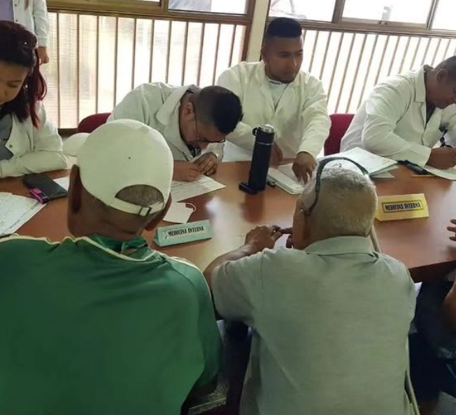 MinSaludVE's tweet photo. #EnFotos📸| En las instalaciones del Consejo Legislativo del Estado Bolivariano de Guárico se llevó a cabo la II Jornada de Atención a los Líderes Religiosos
#JuntosPorCadaLatido
#VamosConLasBricoMiles
@NicolasMaduro
@MagaGutierrezV https://t.co/T092Aw9gKq