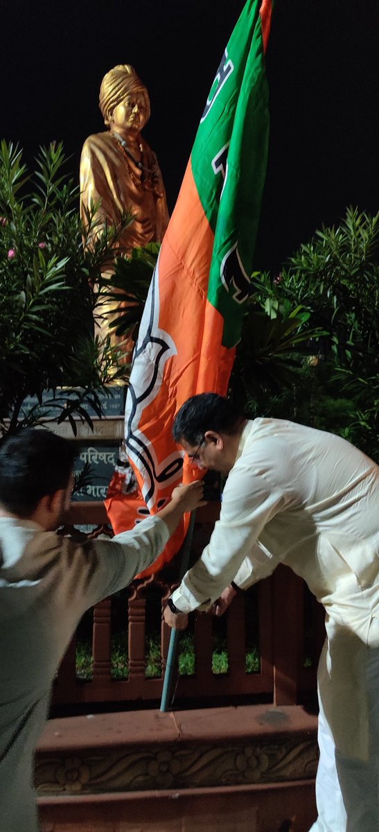 LokendraParasar's tweet photo. भाजपा की कार्यसमिति यानि उत्सव .......
ग्वालियर के विवेकानंद चौराहे पर @BJP4MP कार्यसमिति से पूर्व पार्टी का ध्वज लगाकर साज-सज्जा करते हुए प्रदेश संगठन महामंत्री की @HitanandSharma जी https://t.co/qA1kYJX5qo
