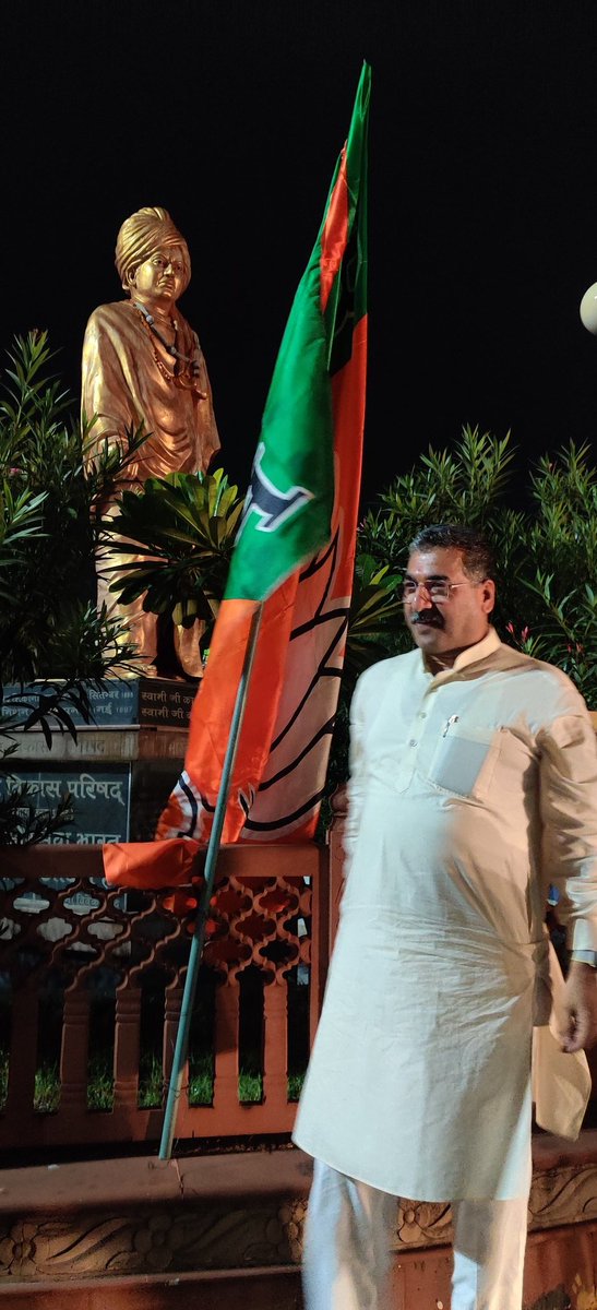 LokendraParasar's tweet photo. भाजपा की कार्यसमिति यानि उत्सव .......
ग्वालियर के विवेकानंद चौराहे पर @BJP4MP कार्यसमिति से पूर्व पार्टी का ध्वज लगाकर साज-सज्जा करते हुए प्रदेश संगठन महामंत्री की @HitanandSharma जी https://t.co/qA1kYJX5qo