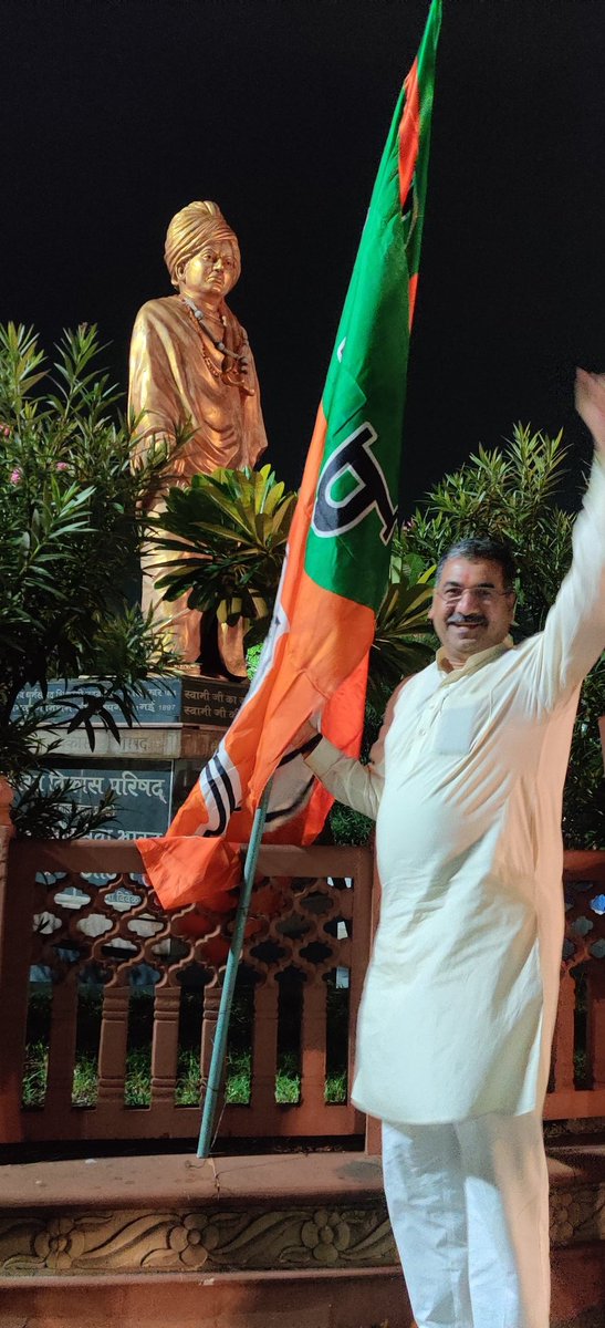 LokendraParasar's tweet photo. भाजपा की कार्यसमिति यानि उत्सव .......
ग्वालियर के विवेकानंद चौराहे पर @BJP4MP कार्यसमिति से पूर्व पार्टी का ध्वज लगाकर साज-सज्जा करते हुए प्रदेश संगठन महामंत्री की @HitanandSharma जी https://t.co/qA1kYJX5qo