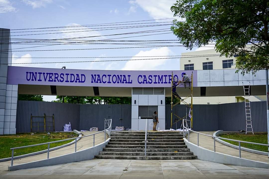 ‼️ #LOULTIMO | Instalan el nombre de la Universidad 🎓 Nacional Casimiro Sotelo, donde antes se encontraba la extinta UCA. ✊🏻🇳🇮🔴⚫

#Nicaragua 
#UnidosEnVictorias 
#ManaguaSandinista