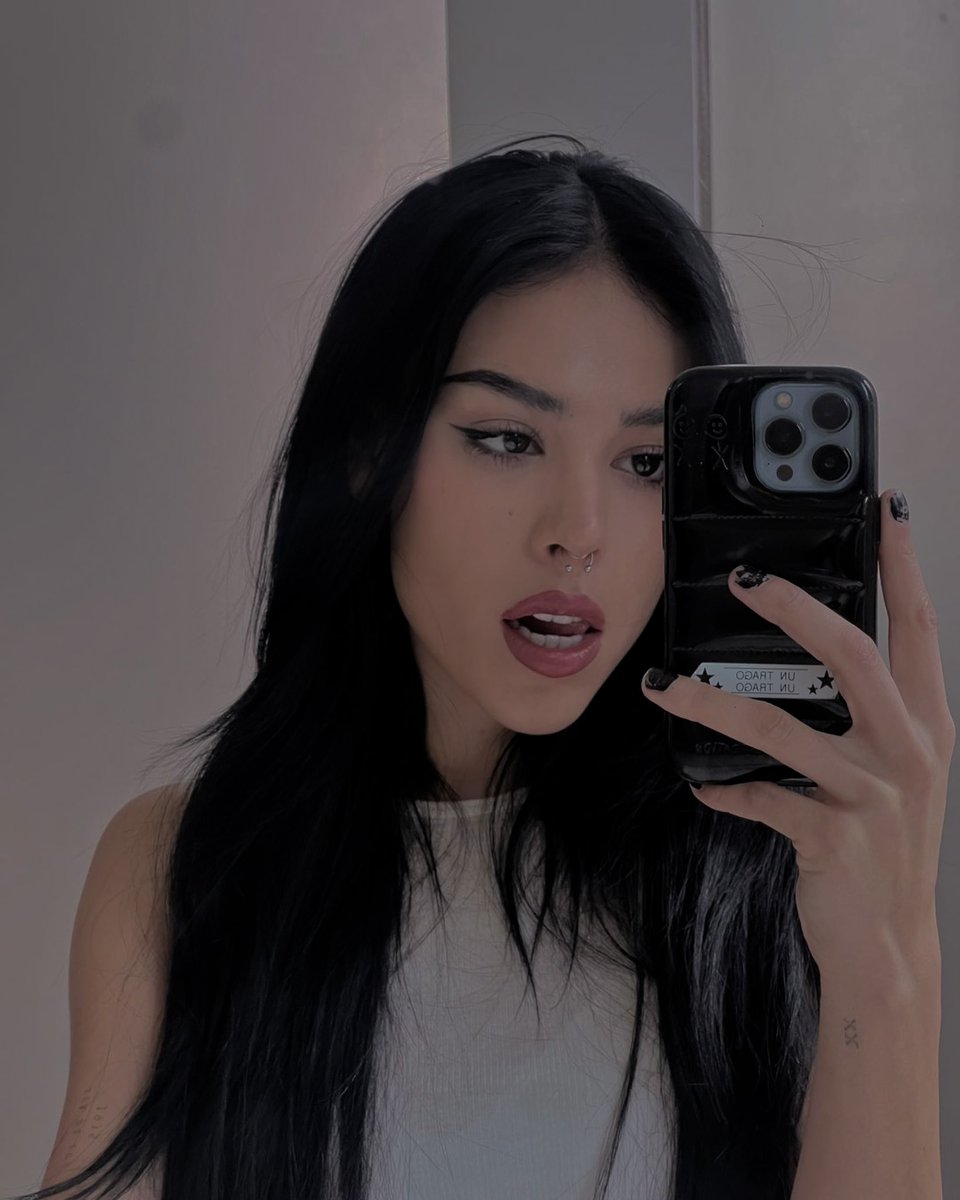 ⁣⁣
                          aguantarme     las    gana'
                          está difícil y más cuando 
                          tú    me    la   pone'   easy⁣
      ⁣ ⁣