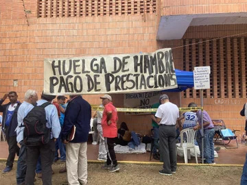 OVCSocial's tweet image. #18Ago | #ProtestaLaboral Segundo día de la huelga de hambre que protagonizan los jubilados de la CVG quienes exigen el pago de sus prestaciones sociales. #Bolívar Esperan presencia de las autoridades, hasta el momento no hay respuesta oficial.

Vía @francescadiazm