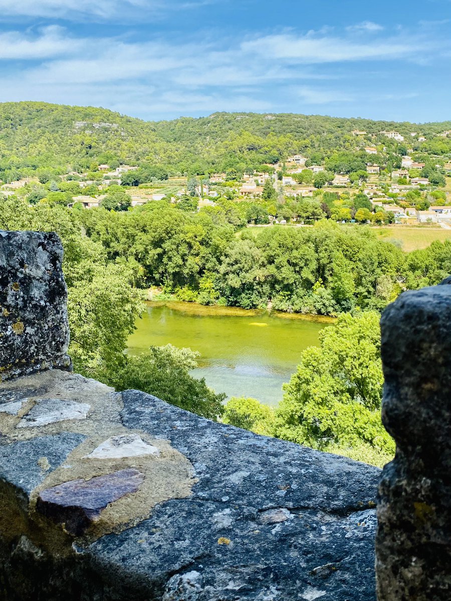 Aiguèze, village médiéval de la Provence occitane surplombant les gorges de l’Ardèche. #occitanie #MagnifiqueFrance #baladesympa #village