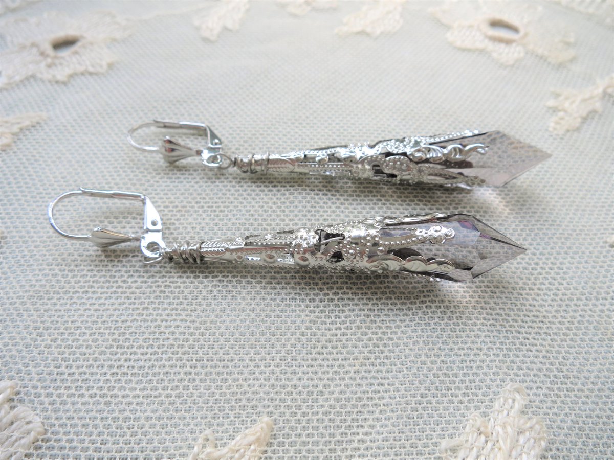 LovesVintage43's tweet photo. 🧡Flapper Vamp Pointed Teardrop Earrings in Grey & Antique Silver 🫶 #Handmade by me🥰Also in Clip Ons! 🎁Matching Pendant Available! #etsy #MHHSBD #TheCraftersUK #UKMakers #CraftBizParty #shopsmall #vintagestyle #ArtDeco #Gatsby #vamp #Flapperstyle https://t.co/ZDaKGISFdO https://t.co/WcOcvO79Oq