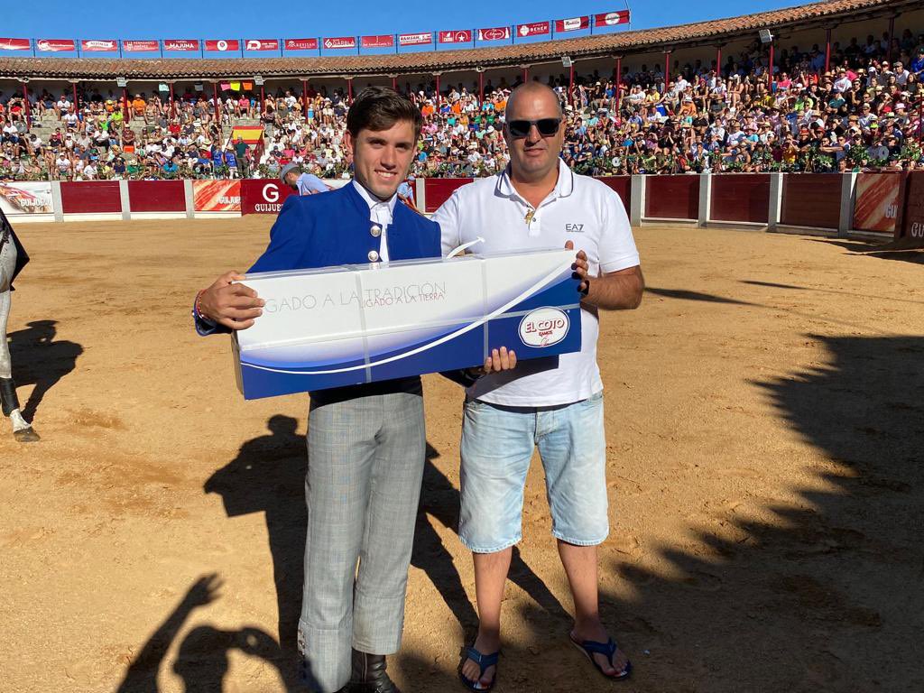 JamonCotoRamos's tweet photo. Tarde de #toros en #Guijuelo.
Pablo Hermoso de Mendoza se llevó uno de nuestros #jamonesIbéricos a casa. 
Estamos seguros de que lo disfrutará ☺️ https://t.co/393m34wt9r