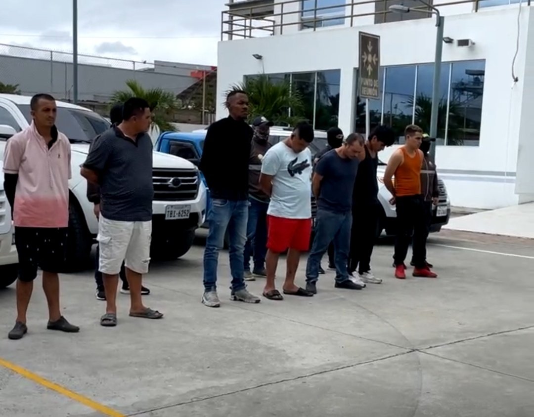 Los detenidos por el crimen de #AgustinIntriago fueron presentados por la Policía, bajo la fachada de repartidores de agua se acercaron al lugar donde estaba el exalcalde. Hay extranjeros y hasta un PPL, los autores intelectuales no fueron detenidos