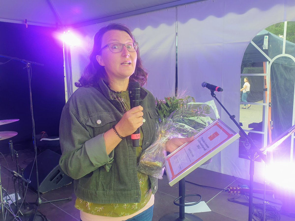 Pyhtään kulttuuripalkinnon 2023 saa Kylät ja kivitiet -blogistaan tunnettu Saara Korhonen. Palkinto jaettiin Pyhtään Saaristomarkkinoiden avajaisissa Lökören satamassa. Perusteluissa Korhosen ansioiksi luetaan kylä- ja kotiseutukulttuurin edistäminen.
#saaristomarkkinat #pyhtää