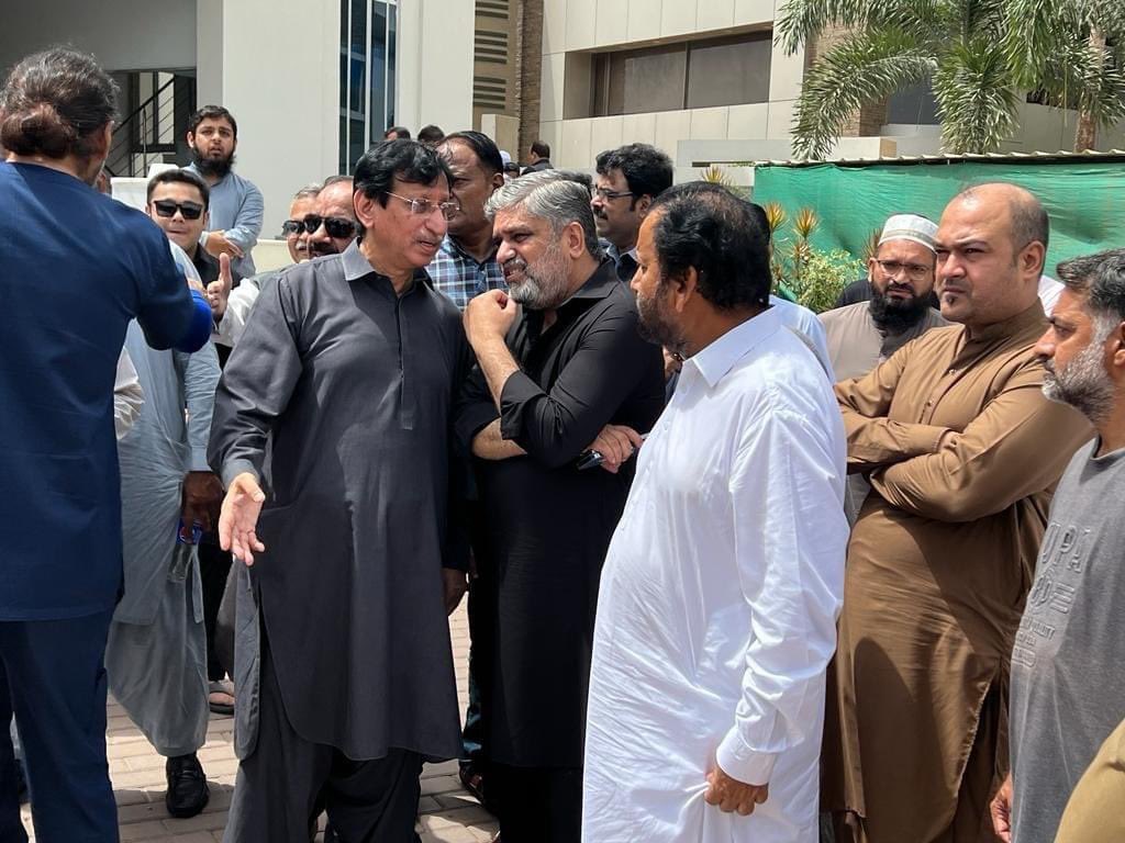Nadirqureshi's tweet photo. ایم کیو ایم پاکستان کے ڈپٹی کنوینر اور دیرینہ ساتھی کنور نوید جمیل کو سُپرد خاک کردیا گیا،ترجمان ایم کیو ایم

نماز جنازہ میں کنونیر خالد مقبول ، سئینر ڈپٹی کنونیر مصطفی کمال ، فاروق ستار، ڈپٹی کنونیر انیس قائم خانی سمیت،  گورنر سندھ،، سابق وزیر اعلیٰ، مختلف سیاسی جماعتوں اور شعبہ ہائے زندگی سے تعلق رکھنے والی شخصیات سمیت ہزاروں افراد کی شرکت،ترجمان ایم کیو ایم 

کنور نوید جمیل کا سوئم کی فاتحہ خوانی کا اہتمام بروز اتوار حیدرآباد میں کیا جائے گا،ترجمان ایم کیو ایم

ایم کیو ایم پاکستان کا مرحوم کے انتقال پر تین روزہ سوگ کا اعلان،ترجمان ایم کیو ایم

تین روز تک ایم کیو ایم پاکستان کی تمام سیاسی سرگرمیاں بند رہیں گی،ترجمان ایم کیو ایم

#MQMPakistan
