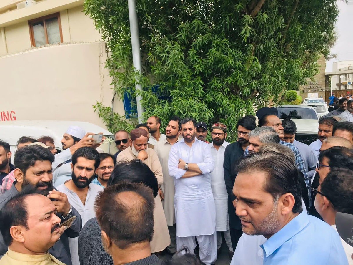 Nadirqureshi's tweet photo. ایم کیو ایم پاکستان کے ڈپٹی کنوینر اور دیرینہ ساتھی کنور نوید جمیل کو سُپرد خاک کردیا گیا،ترجمان ایم کیو ایم

نماز جنازہ میں کنونیر خالد مقبول ، سئینر ڈپٹی کنونیر مصطفی کمال ، فاروق ستار، ڈپٹی کنونیر انیس قائم خانی سمیت،  گورنر سندھ،، سابق وزیر اعلیٰ، مختلف سیاسی جماعتوں اور شعبہ ہائے زندگی سے تعلق رکھنے والی شخصیات سمیت ہزاروں افراد کی شرکت،ترجمان ایم کیو ایم 

کنور نوید جمیل کا سوئم کی فاتحہ خوانی کا اہتمام بروز اتوار حیدرآباد میں کیا جائے گا،ترجمان ایم کیو ایم

ایم کیو ایم پاکستان کا مرحوم کے انتقال پر تین روزہ سوگ کا اعلان،ترجمان ایم کیو ایم

تین روز تک ایم کیو ایم پاکستان کی تمام سیاسی سرگرمیاں بند رہیں گی،ترجمان ایم کیو ایم

#MQMPakistan