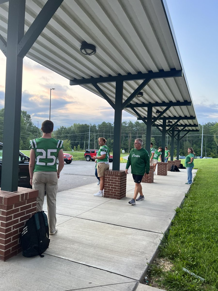 CoachJPressley's tweet photo. GREAT MORNING!! Love having our kids greet the elementary students on Game Day!! #GoHornets🟢 #Exit3️⃣9️⃣8️⃣ https://t.co/mAzGklGJNy