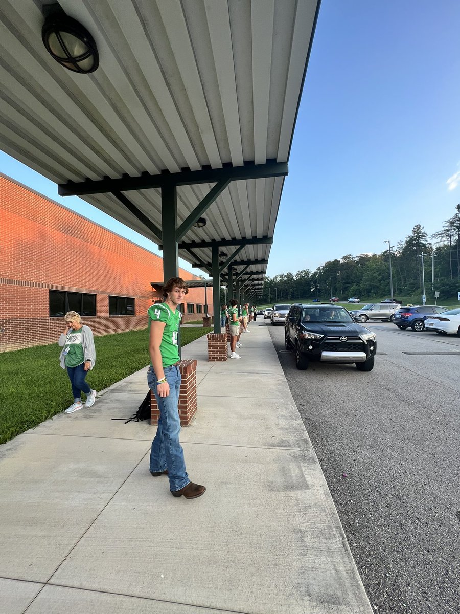 CoachJPressley's tweet photo. GREAT MORNING!! Love having our kids greet the elementary students on Game Day!! #GoHornets🟢 #Exit3️⃣9️⃣8️⃣ https://t.co/mAzGklGJNy