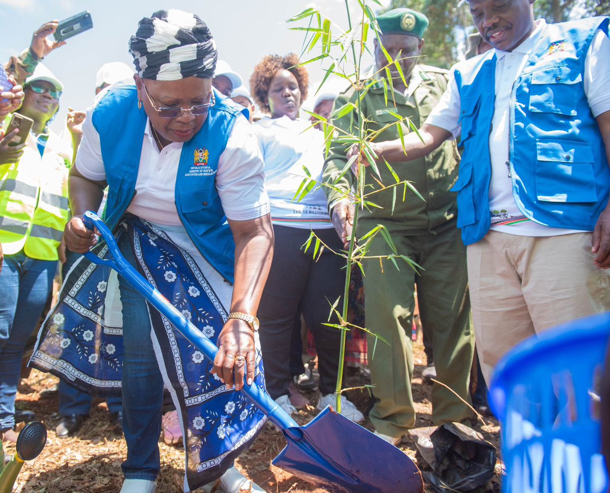 MOWSI_KE's tweet photo. CS. Alice Wahome, Bomet Woman Rep Toto, PS. Aurelia Rono, PS. Paul Rono participate in “ Running for Water “ marathon in Bomet county. 

This was during a tree planting exercise by the @MOWSI_KE 

@PsRonoh 
@PSAureliarono 
@LinetChepkorir_ https://t.co/uqn9ka4IbW