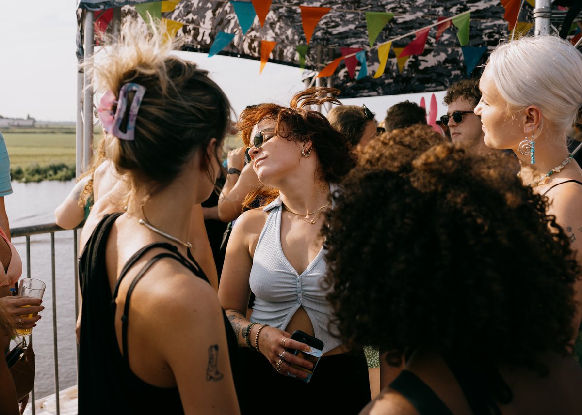 Ready to rave?! OVERSTAG meert zondag 27 augustus aan in de haven van Hanze Art Station voor de hardste groove, tech, trance en dance voor jouw Bruisweken-highlight nog voordat je intro is begonnen. 🍹⛵️ Scoor je gratis ticket via hanzeartstation.nl