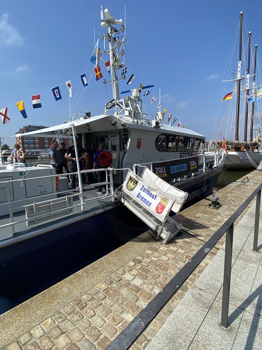 zoll_info's tweet photo. Das #Zollboot Bremen hat bei den #MaritimeTage|n in #Bremerhaven festgemacht. Die Kolleginnen und Kollegen bieten noch bis zum 20.08.23 jeden Tag zwischen 11 und 18 Uhr die Möglichkeit einer Besichtigung beim #OpenShip.
Außerdem gibt es #Karriere-Infos, auch für den #Wasserzoll. https://t.co/SNFCu0JlXY