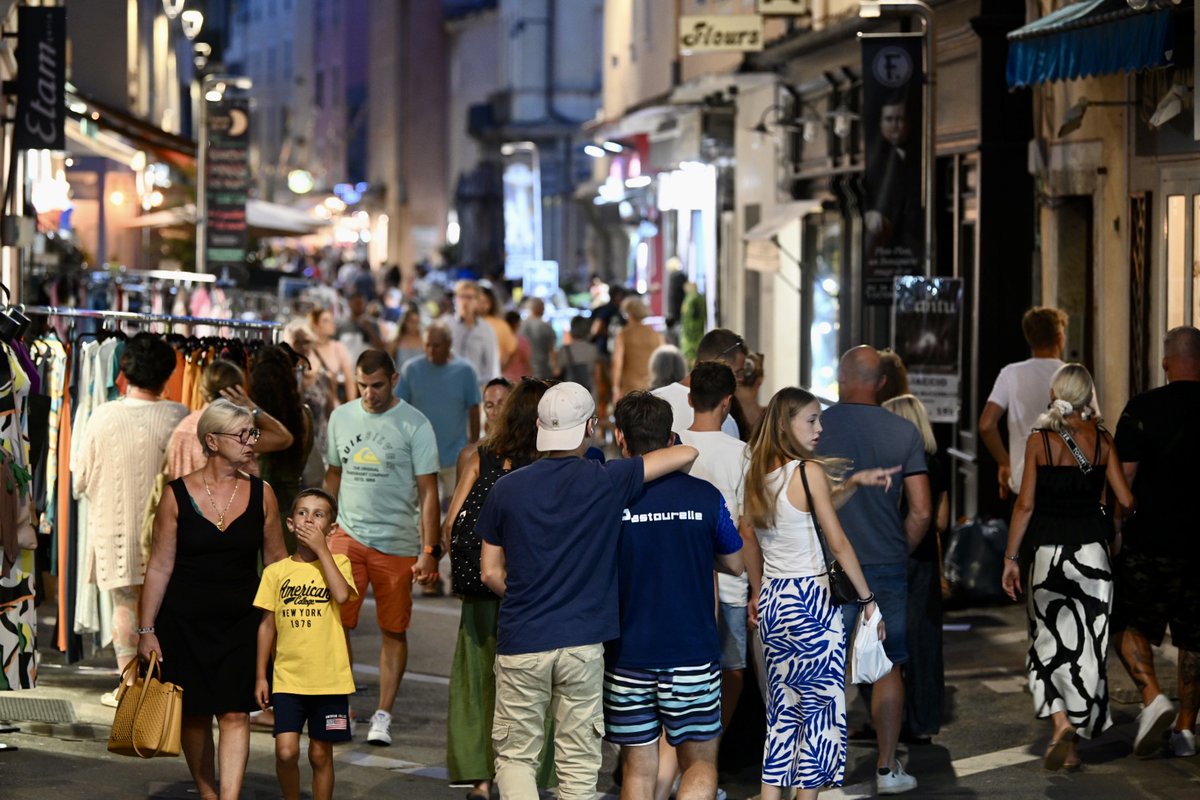 👒 Shopping de nuit ce soir à #Ajaccio , de la rue Fesch à la place Foch avec animations musicales et marché de créateurs insulaires.
🚶🏻‍♂️La piétonnisation de la vieille-ville continue jusqu'au 17 septembre.