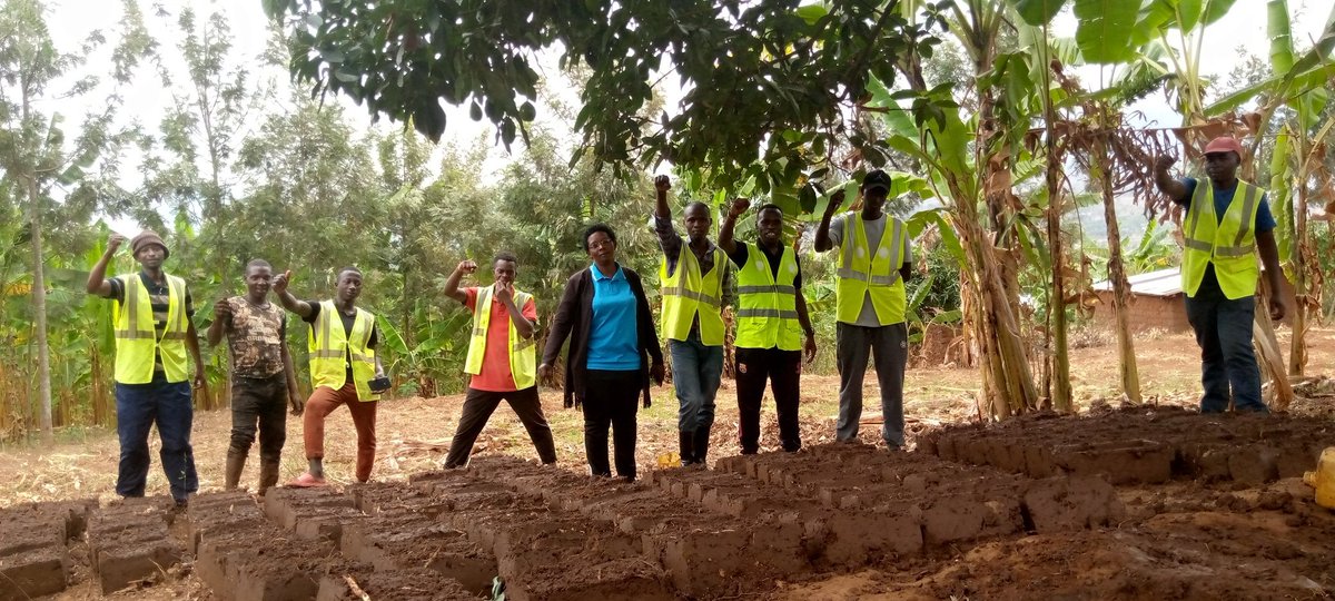 NgaramaSectorR's tweet photo. Uyumunsi kuwa 18/8/2023 Urubyiruko rw'abakorerabushake(RYVCP) @NgaramaSectorR rwakoze umuganda muri #Bugamba cell/ Kajevuba Village wo kubumba amatafari 200 yo kubaka ubwiherero bw'umukecuru Mukaroni Marie ufite 88 years.
@GatsiboDistrict
@RwandaEast https://t.co/ly4Hn5bDHX