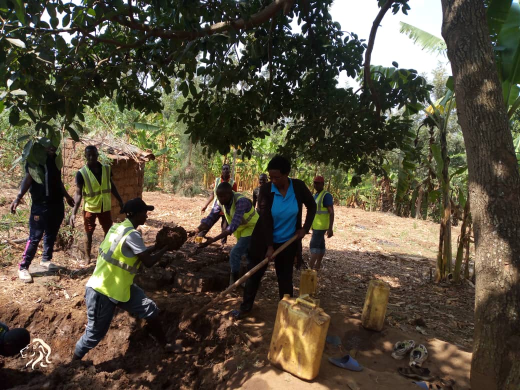 NgaramaSectorR's tweet photo. Uyumunsi kuwa 18/8/2023 Urubyiruko rw'abakorerabushake(RYVCP) @NgaramaSectorR rwakoze umuganda muri #Bugamba cell/ Kajevuba Village wo kubumba amatafari 200 yo kubaka ubwiherero bw'umukecuru Mukaroni Marie ufite 88 years.
@GatsiboDistrict
@RwandaEast https://t.co/ly4Hn5bDHX