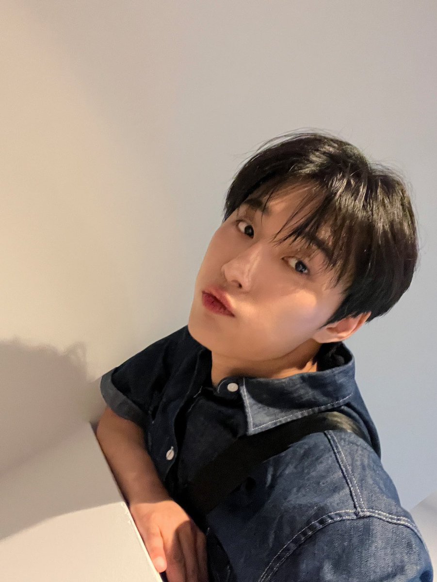 OmegaX_members's tweet photo. [#OX]

💙요즘 청을 많이 입네💙

#OMEGA_X #오메가엑스
#재한 #JAEHAN https://t.co/WiBPxbslG4