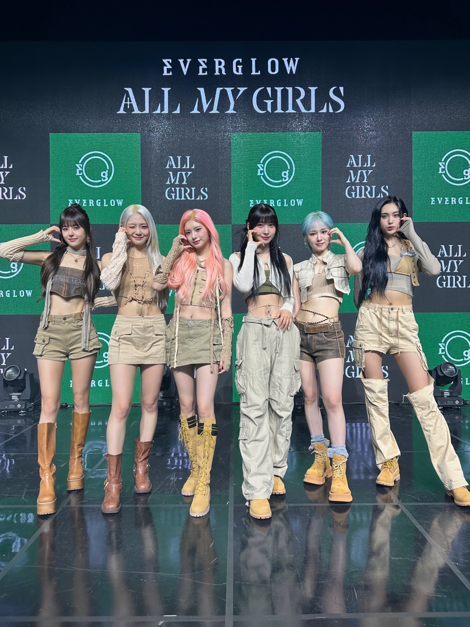 F30CbAXakAAztyv?format=jpg&name=large