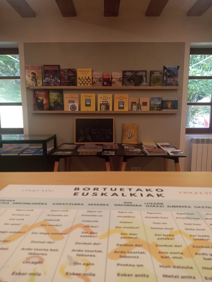 Ez naiz sekula nekatuko eremu hauek Euskal Herria direla esaten, aipatzen, aldarrikatzen, azaltzen...

Gaur Iratiko lau ibarrak azaldu dizkiet ukraniar batzuei... hizkuntza, kultura, hau eta beste. 

Katalan bati Behe Nafarroa eta Garazi azalduz ulertu du gure naziotasuna

#IRATI