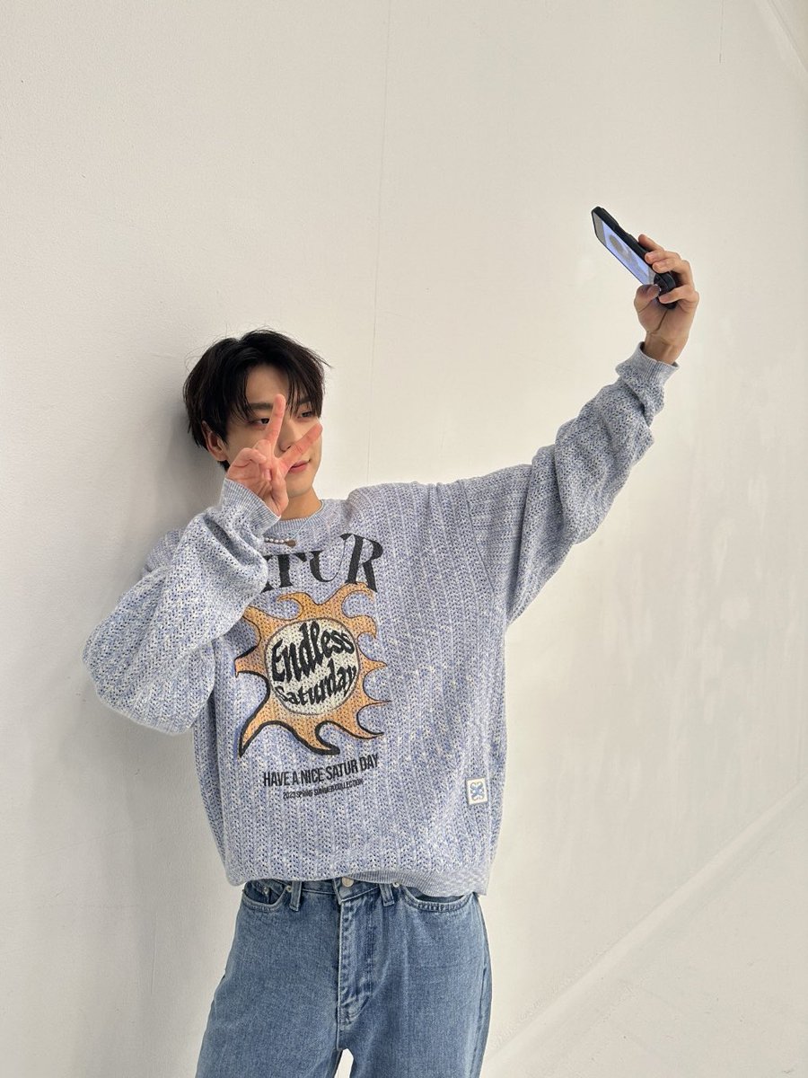 OmegaX_members's tweet photo. [#OX]

진짜 더워 🥵
더위 조심행 🌙

#OMEGA_X #오메가엑스
#제현 #JEHYUN https://t.co/f3QEWl9BR9