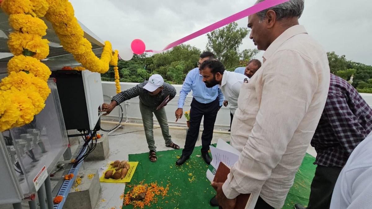 ysathishreddy's tweet photo. Empowering a greener future! ☀️ 

Visited an impressive 40KW #solar rooftop plant at #Sircilla Hospital today that stands operational from today

This initiative is a testament to our commitment towards sustainable energy &amp; a healthier environment 👏 https://t.co/6zhsAF8jYJ