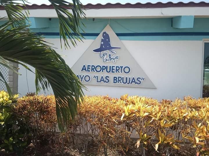 ReinaUgando's tweet photo. El Jefe de la #AduanaVillaClara @JorgeLu92887080 al frente del personal de la unidad y otras autoridades aeroportuarias,  reciben el primer vuelo comercial procedente de República Dominicana, en el aeropuerto Cayo las Brujas, Cayo Santamaría #AduanadeCuba #PorUnaFronteraSegura https://t.co/8keRFls0uw