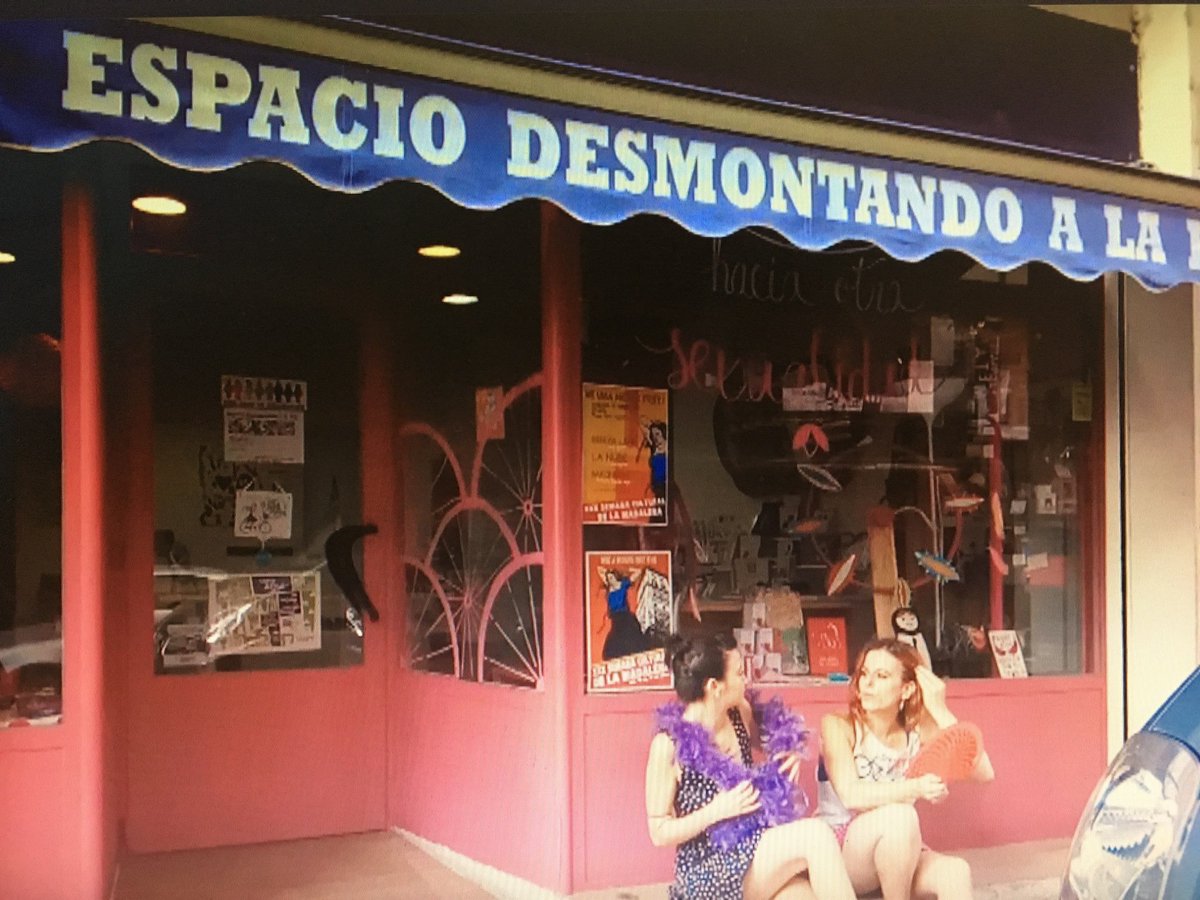 L: niña, qué caló! Dale al abanico 🪭 🪭
J: espera, que me pongo las plumas

Aquí estamos, seguimos cuidando de tu salud s3xual. Hasta finales de agosto, horario de verano. De lunes a viernes de 10 a 14 y de 17.30 a 20.30h, sábado cerradas para que nuestros cuerpos descansen 
😎